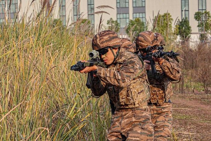寒冬礪劍！重慶武警特戰(zhàn)隊員冬日練兵忙